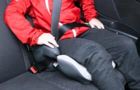 how to use car seat locking clip